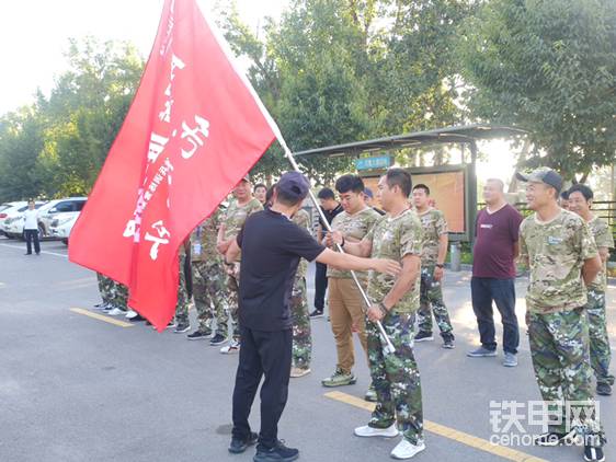 教練給我們授旗