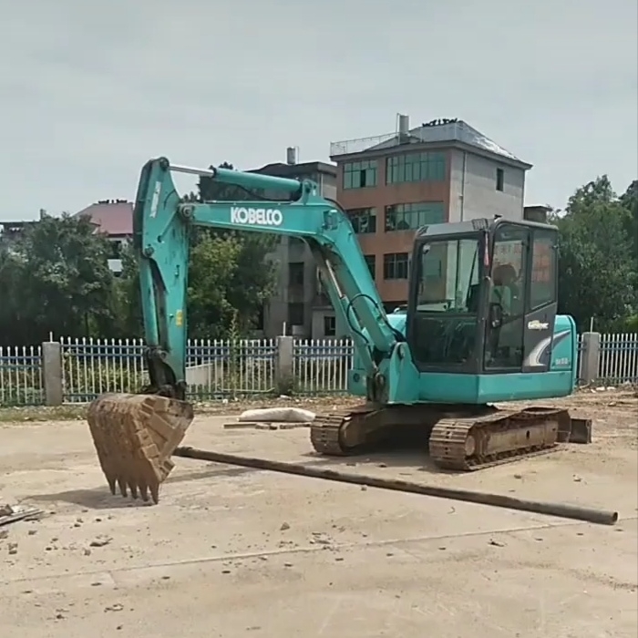 神鋼60-8挖機(jī)液壓油泵油封之前有滲油，