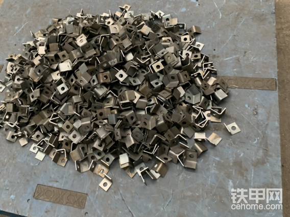 這么小的零件都是英軒自己加工生產(chǎn)，值得稱贊。