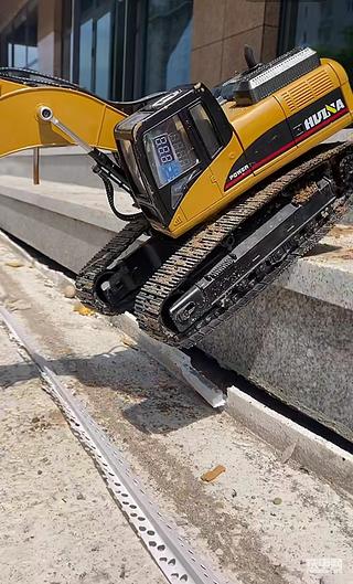 天下司机挖机为王！翻山越岭无所不能！