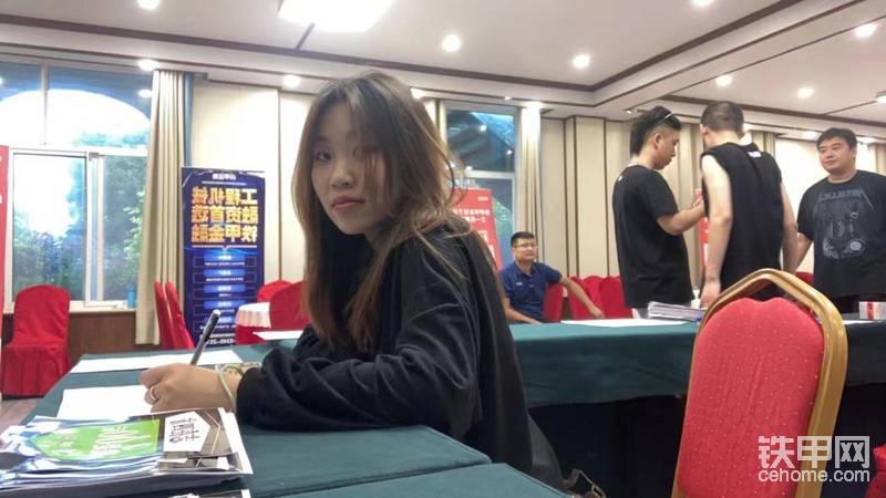 右二 看起來挺禿然的是小丁.