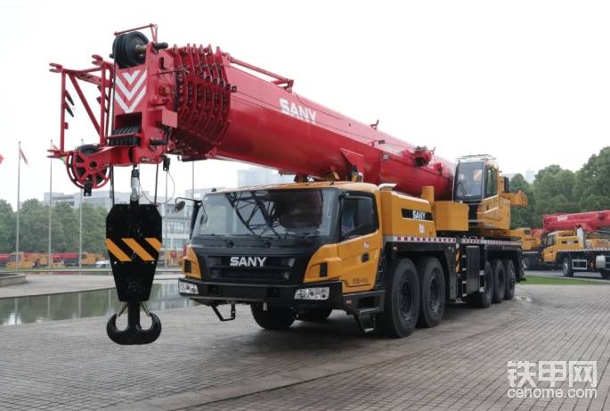STC1000C7采用卵圓形大截面7節(jié)主臂，主臂全伸長(zhǎng)73.2m，標(biāo)配了17.5m的副臂，還可以選配9.5m的延伸臂，最大起升高度100.2m?；颈圩畲笃鹬亓?027.8kN·m，全伸主臂最起重7.7t，主臂吊裝幅度64m。從吊高和吊遠(yuǎn)來(lái)看，確實(shí)已經(jīng)達(dá)到了130噸起重機(jī)的水平