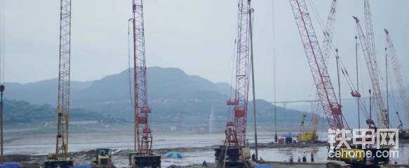密溪沟至万州长江四桥消落区综合整治工程，位于江南新区晒网坝至塘角片区。工程分为水利和市政工程，包括库岸整治、滑坡治理、道路建设、景观绿化等。在全长3707米的库岸整治施工中，要对大面积的软土地段进行软基处理，提高地基承载力，为之后修建路堤打好基础。