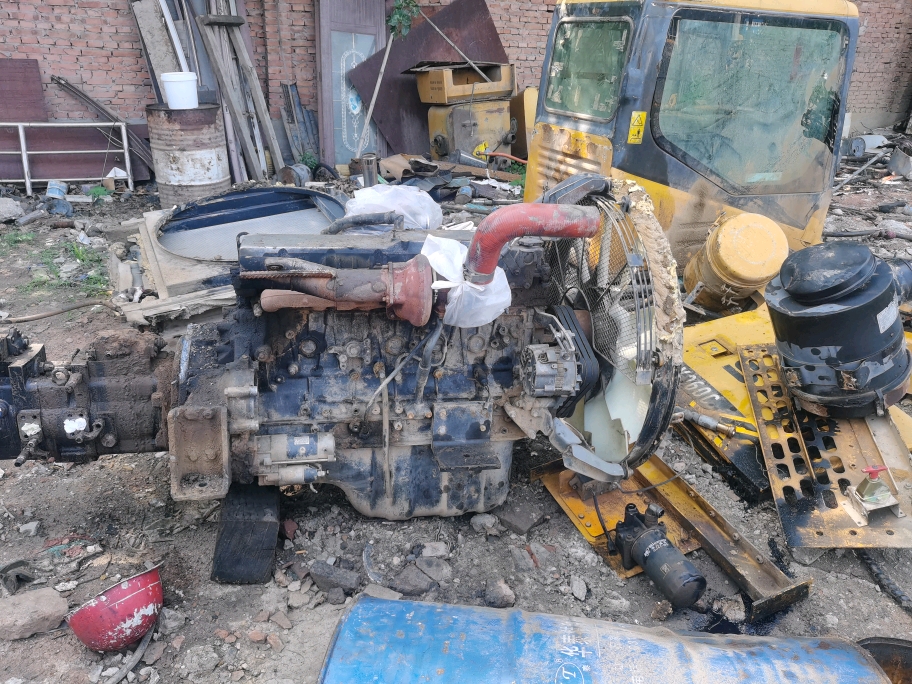 大量出售各种型号挖机二手拆车件，有需要的联系