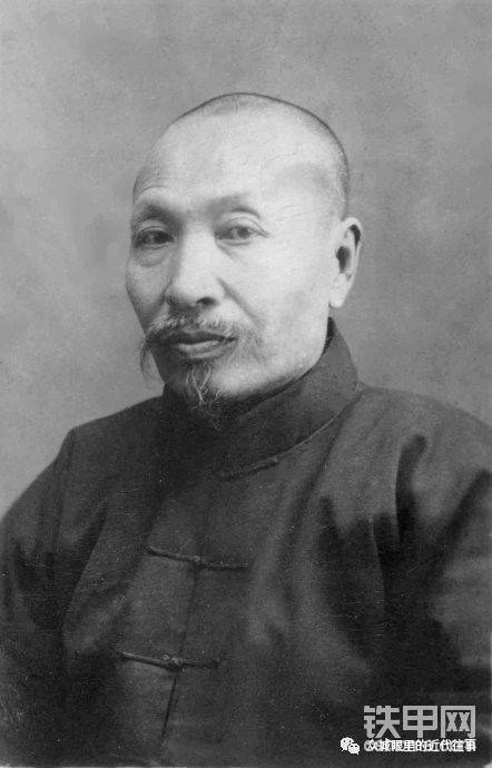 照片是王藎臣，其女淑貞嫁給董崇仁之孫董家冠
   董晉鵬（人稱董少五）是日本早稻田大學(xué)畢業(yè)、黃埔軍校四期生，兄長(zhǎng)董晉魁離家出走后，他被父親董崇仁視為產(chǎn)業(yè)繼承人。董晉鵬的長(zhǎng)子名叫董家冠，是董崇仁的次孫，在抗戰(zhàn)初期到了談婚論嫁的年齡。
 王藎臣（1882—1973），字念祖，山西渾源人，民國(guó)時(shí)期山西著名詩(shī)人、法律界先驅(qū)之一。王藎臣的人生經(jīng)歷非常豐富，他和中國(guó)近代史上很多赫赫有名的人物有著或多或少的交往，這些人中有孫中山、閻錫山、田應(yīng)璜、溫壽泉、榮鴻臚、郭象升、谷如墉、續(xù)桐溪、于右任、李慶芳等人。）抗日戰(zhàn)爭(zhēng)期間攜全家在榆次避難之際，董崇仁也帶著家眷在常家莊園避難。董崇仁看到王淑貞知書達(dá)理，英明果決，便為董家冠提親，王藎臣自然應(yīng)允，遂成就了一段美好姻緣。不久，董崇仁受偽山西省長(zhǎng)蘇體仁的籠絡(luò)，出任偽山西省籌賑會(huì)會(huì)長(zhǎng)。王藎臣深感不安，他深怕董家有個(gè)閃失，致使女兒受累。九月九日的重陽(yáng)節(jié)，王藎臣想到戰(zhàn)爭(zhēng)結(jié)束無(wú)日，曾作詩(shī)給董崇仁以寄懷。
九日懷董丈子安
可惜重陽(yáng)節(jié)，飄零傍戰(zhàn)場(chǎng)；
江山余涕淚，戎馬感滄桑。
發(fā)自他鄉(xiāng)白，花仍舊日黃；
太平如再見，重與話斜陽(yáng)。
董崇仁志在從商，不愿當(dāng)官，尤其不愿任日偽政府的偽職。民國(guó)31年（1942），偽省蘇體仁失寵于日本人去職，偽山西省籌賑會(huì)裁撤，任職4年會(huì)長(zhǎng)的董崇仁終于重獲自由身。淑貞自嫁到豪門后，便成為董家的管家婆。她在董家的地位是相當(dāng)于長(zhǎng)孫媳，精明強(qiáng)干，處事公允，得到董家上上下下的一致認(rèn)可。董府是典型的傳統(tǒng)大家庭，家庭成員的關(guān)系非常復(fù)雜，董崇仁的幾房姨太太以及所生的庶嫡兄弟間，難免會(huì)有勾心斗角、爭(zhēng)寵吃醋的事情發(fā)生，淑貞用她的敦厚仁慈和教會(huì)的平等觀念對(duì)待每一個(gè)人，將家庭關(guān)系處置地妥妥貼貼。董崇仁慧眼識(shí)得淑貞，為自己娶得這樣一房孫媳婦滿意，常對(duì)王藎臣夸獎(jiǎng)這個(gè)二女兒。王藎臣自然十分高興，他與長(zhǎng)子王道平聊天時(shí)便會(huì)說(shuō)起淑貞的才干，說(shuō)她是大觀園里的王熙鳳。淑貞這么能干，自然會(huì)對(duì)娘家有所關(guān)照。為了減輕父親負(fù)擔(dān)，她將三弟君平收留在董家，關(guān)懷備至，一直到長(zhǎng)大成人。1949年全國(guó)解放之時(shí)，董家的商號(hào)紛紛關(guān)閉，她安排父親避難于董家在秦皇島的產(chǎn)業(yè)，盡自己的力量幫助著家人。