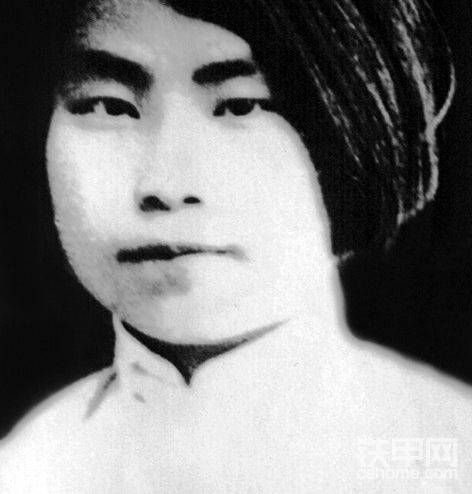 照片是董崇仁孫女董秋月，化名劉茜
再聊一聊董崇仁長(zhǎng)子董晉魁的女兒董秋月（1920—1937），1937年10月5日，延安陜北公學(xué)發(fā)生一件令人不寒而栗的事情：16歲的女學(xué)生劉茜一夜未歸，之后校方在延河（延安市第二大河）岸邊的一塊大石頭旁邊找到了劉茜的尸體，當(dāng)時(shí)的劉茜身中兩槍，早已經(jīng)死亡。隨后校方將此惡性案件報(bào)告延安保衛(wèi)處。延安保衛(wèi)處接到學(xué)校的報(bào)案后，立即派人排查線索，很快將犯罪嫌疑人鎖定為延安抗日軍政大學(xué)第六大隊(duì)大隊(duì)長(zhǎng)黃克功。延安保衛(wèi)處當(dāng)時(shí)依據(jù)的線索有兩條：一條是來(lái)自劉茜同宿舍同學(xué)的反映，他們反映劉茜出事前的那天晚上，黃克功曾前去找劉茜，最后還約劉茜到延河岸邊聊天散步。另外一條來(lái)自黃克功警衛(wèi)員的反映，警衛(wèi)員反映黃克功最近形跡可疑，并且警衛(wèi)員給他擦配槍的時(shí)候，發(fā)現(xiàn)他的配槍有剛發(fā)射未久的痕跡，在給他洗衣服的時(shí)候，發(fā)現(xiàn)衣服上有新鮮血跡。在延安保衛(wèi)處所得黃克功為犯罪嫌疑人后，延安抗日軍政大學(xué)政治部立即派人約談黃克功。這時(shí)的黃克功已經(jīng)從之前的緊張中恢復(fù)了理智，坦白地承認(rèn)了自己的犯罪行為，并毫無(wú)保留地坦白了自己殺害劉茜的犯罪行徑。當(dāng)時(shí)的延安抗日軍政大學(xué)校長(zhǎng)為林彪，但當(dāng)時(shí)林彪已奉命在前線帶兵打擊日寇，就在前不久率領(lǐng)八路軍115師取得了“平型關(guān)大捷”的勝利，打破了小日本不可戰(zhàn)勝的神話，粉碎了國(guó)內(nèi)的“恐日病”和抗日“亡國(guó)論”，極大地鼓舞和振奮了國(guó)人堅(jiān)持抗戰(zhàn)的信心和決心。林彪不在學(xué)校，領(lǐng)導(dǎo)工作實(shí)際由副校長(zhǎng)羅瑞卿負(fù)責(zé)。
羅瑞卿在了解案情后，立即向中央領(lǐng)導(dǎo)報(bào)告了案情。在獲得中央領(lǐng)導(dǎo)批準(zhǔn)后，延安高等軍事法院立即依法將犯罪嫌疑人黃克功逮捕歸案。黃克功槍殺女學(xué)生案發(fā)生后，在解放區(qū)內(nèi)外引起了很大的震動(dòng)。除此之外，國(guó)民黨的喉舌《中央日?qǐng)?bào)》也在國(guó)統(tǒng)區(qū)對(duì)此事進(jìn)行了大肆渲染，并公開攻擊和污蔑解放區(qū)政府為封建割據(jù)、無(wú)法無(wú)天、蹂躪人權(quán)。
黃克功，生于1911年，江西南康（江西省贛州市南康區(qū)）人，自幼家境貧寒，16歲時(shí)就上井岡山參加了革命。19歲時(shí)正式參加中國(guó)工農(nóng)紅軍，并于同年入黨，參加了二萬(wàn)五千里長(zhǎng)征，并且在二渡赤水的婁山關(guān)戰(zhàn)役中立大功，因此在紅軍勝利到達(dá)陜北后，黃克功便被組織確定為重點(diǎn)培養(yǎng)對(duì)象。黃克功在到達(dá)延安之前，擔(dān)任紅一軍團(tuán)第一師十一團(tuán)政委，是當(dāng)時(shí)紅軍中比較年輕的團(tuán)級(jí)干部，紅十一團(tuán)前任政委王平在新中國(guó)成立后被授予開國(guó)上將軍銜，而接替他職務(wù)的黃克功如果按部就班地走下去，憑他的資歷和戰(zhàn)功，前途是無(wú)限光明的！
到達(dá)延安后，鑒于黃克功的優(yōu)秀表現(xiàn)，他被組織被任命為中國(guó)人民抗日軍政大學(xué)第二期第15隊(duì)隊(duì)長(zhǎng)。說(shuō)黃克功是“老革命”、“老紅軍”，并不是說(shuō)他年齡大，說(shuō)的是他的資歷和戰(zhàn)功！年紀(jì)輕輕卻有如此資歷和戰(zhàn)功，黃克功當(dāng)時(shí)也不免有些驕傲，當(dāng)時(shí)他在抗大里的許多同學(xué)、同事都曾評(píng)價(jià)他：“自恃年輕有為，立過(guò)戰(zhàn)功，比較驕橫?！碑?dāng)然，按照黃克功當(dāng)時(shí)的職位和身份，是完全可以理解的！
劉茜生于1921年，山西定襄人，原名叫董秋月。董秋月的祖父叫董崇仁，在民國(guó)初年是山西大名鼎鼎的人物，曾一度擔(dān)任晉南鎮(zhèn)守使，掌握半個(gè)山西的軍政大權(quán)，與袁世凱拜過(guò)把子，在辛亥革命山西起義之后，是閻錫山和袁世凱聯(lián)系的重要橋梁。董秋月是名副其實(shí)的山西官宦人家之后，家族在山西也頗有勢(shì)力。
董秋月的父親名叫董晉魁，是董崇仁的第三個(gè)兒子，因其上面的兩個(gè)哥哥早夭，所以實(shí)際上是董崇仁的長(zhǎng)子。在董家這種封建家族中，封建意識(shí)已根深蒂固，尤其是重男輕女的觀念，這樣就直接導(dǎo)致了董秋月不幸福的童年生活。小時(shí)候董秋月兄妹之間打架或者犯了錯(cuò)誤，受懲罰的總會(huì)是董秋月，到了上學(xué)的年齡，父母讓哥哥讀書，卻把董秋月關(guān)在家里學(xué)習(xí)女紅和婦德。