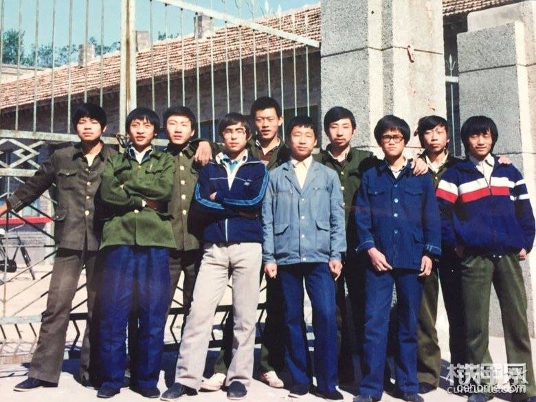那一年（1988年），師范招生提前錄取，我們班有十余位同學(xué)考取了師范，讓我們異常羨慕，對(duì)于出身農(nóng)村的學(xué)生而言，考取師范學(xué)校，不用交學(xué)費(fèi)，畢業(yè)即安排工作。1995年之前，所有的中專，大專，本科，師范類院校都是國(guó)家分配的，當(dāng)時(shí)考取學(xué)校是跳出農(nóng)門的唯一出路，為減輕家里的負(fù)擔(dān)，大部分學(xué)生都選擇報(bào)考師范，中專，因?yàn)槟茉鐓⒓庸ぷ?，早為家里減輕負(fù)擔(dān)，學(xué)習(xí)稍差的才去考高中，再考大學(xué)。那年中考，因?yàn)榛A(chǔ)差，我和志強(qiáng)都未能考取師范和中專，其他同學(xué)有考取北京鐵路電氣化學(xué)校，南京氣象學(xué)校，榆次衛(wèi)校，太谷衛(wèi)校，榆次紡織學(xué)校等，讓我們羨慕不已。復(fù)讀一年之后，我考取定襄中學(xué)，志強(qiáng)就讀于鐵路技校，如今，我們都在各自的工作崗位奮斗，每年春節(jié)，我們都會(huì)小聚，回憶那段讓人刻骨銘心的歲月，暢想未來(lái)的同時(shí)，也讓我們的友誼更加牢固。