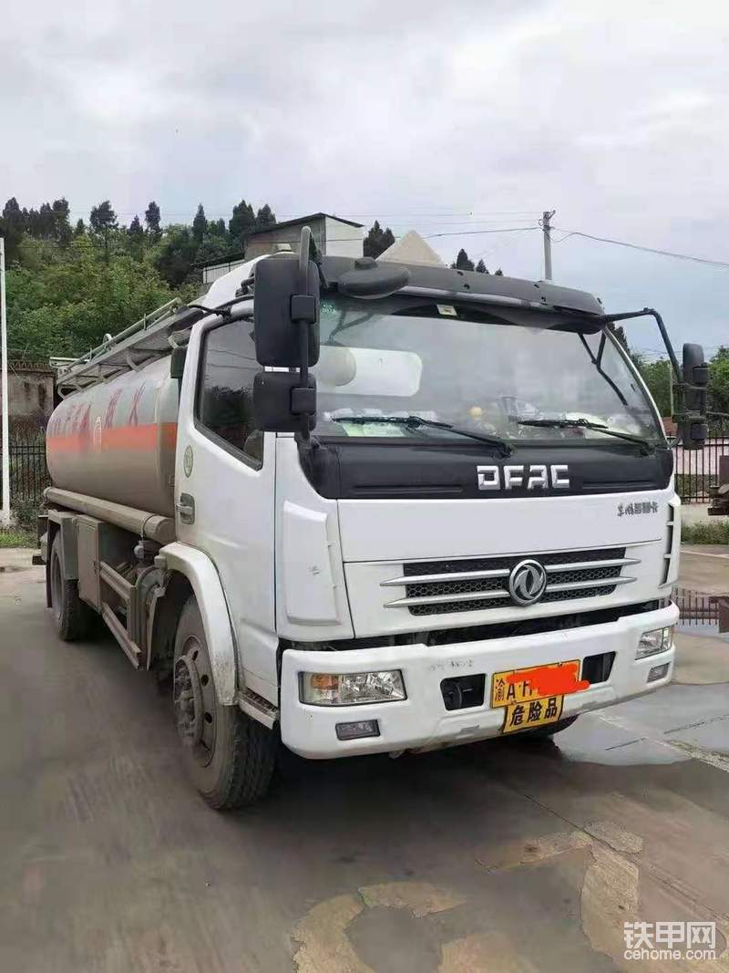 2018.1重慶戶(hù)八噸大輪胎二手油罐車(chē)，跑了五萬(wàn)多公里，玉柴發(fā)動(dòng)機(jī)帶正星加油機(jī)，額定載6.8噸，頂級(jí)高配，押金一萬(wàn)
聯(lián)系：13997897950