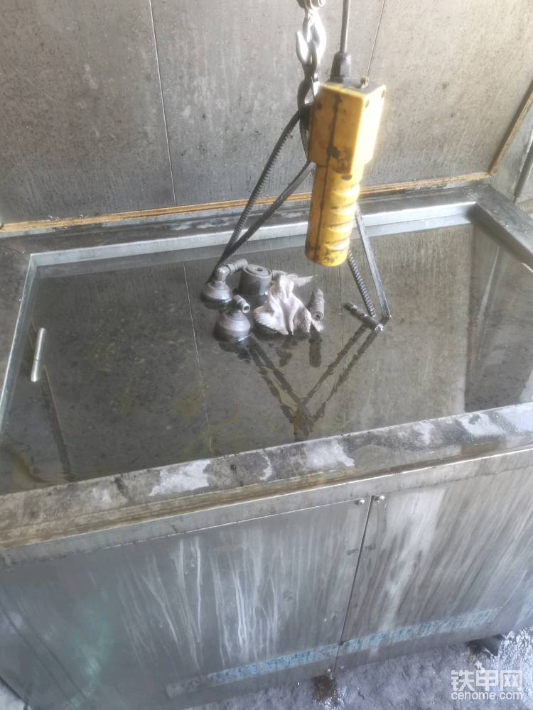 回來休息一晚首先要做的丟超聲波里加熱清洗干凈
修理包提前準(zhǔn)備好了洗好直接更換順便檢查分配器內(nèi)部磨損情況