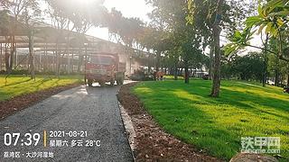 继续铺沥青，找几台小号货车。