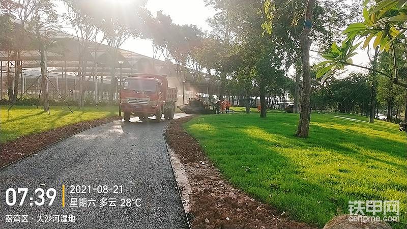 繼續(xù)鋪瀝青，找?guī)着_(tái)小號(hào)貨車。-帖子圖片
