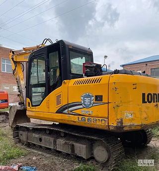 工程停了，车都歇着了