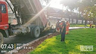 继续铺沥青，找几台小号货车。