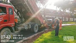 继续铺沥青，找几台小号货车。