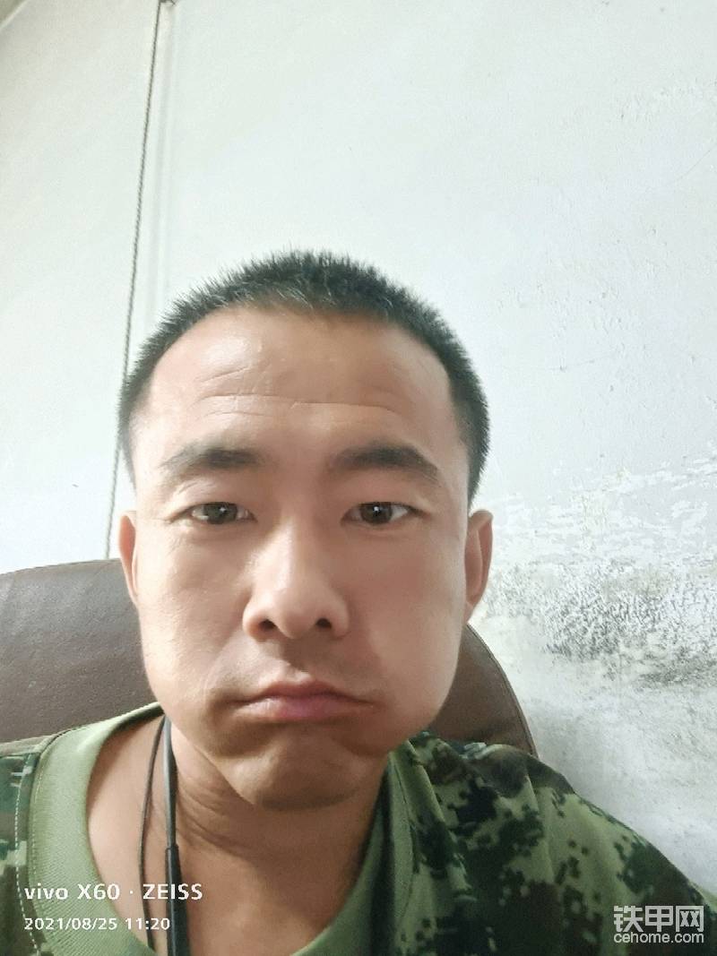 这是本人，年龄不大，略显秃顶了。唉