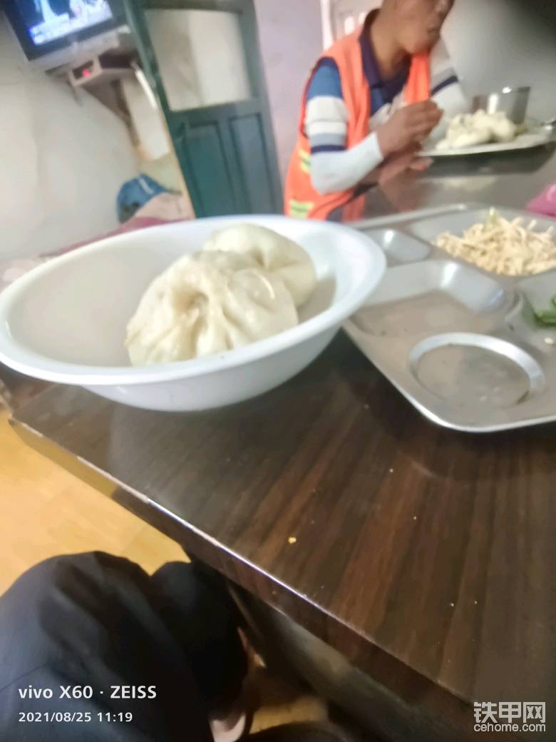 鎮(zhèn)政府食堂的牛肉圓蔥包子，一人5個(gè)。