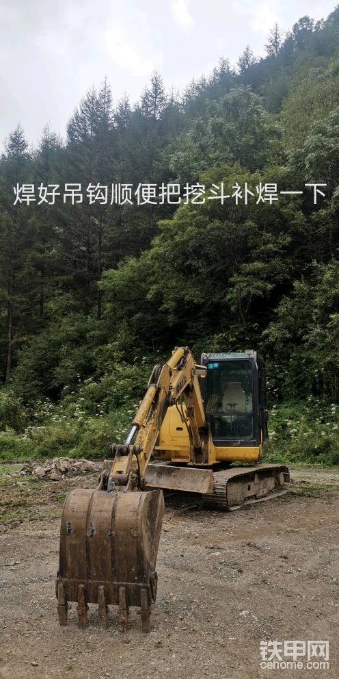 看到挖斗上有幾個窟窿順便補了一下，原來挖斗是2層的，破洞的這層很單薄大概2mm 左右吧，焊起來與底層不容易結(jié)合，可能是鋼材不一樣并且厚薄相差太大吧。補焊依然很丑，希望能用得久一點，新3年舊3年修修補補又3年！