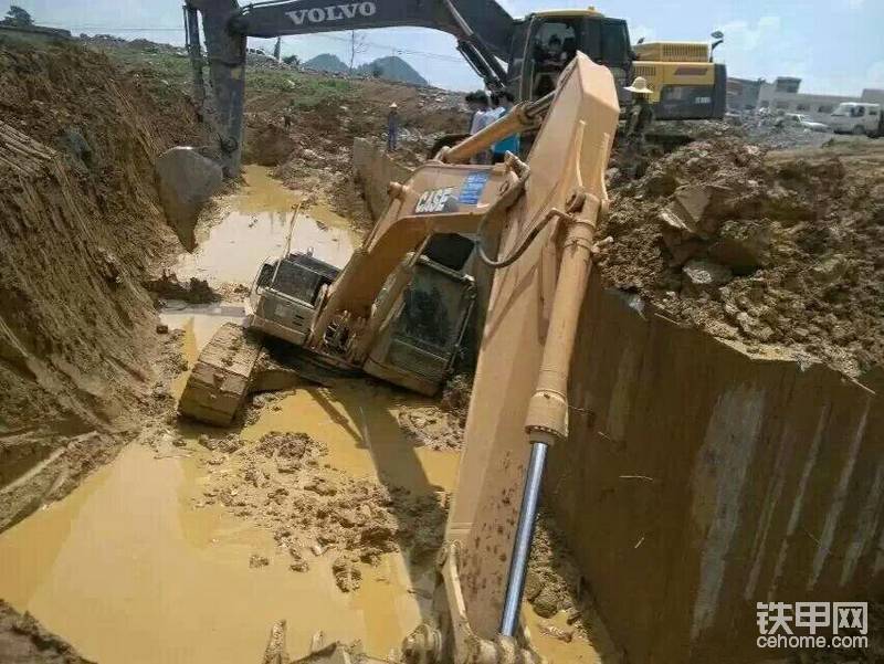 挖機(jī)陷入泥潭
