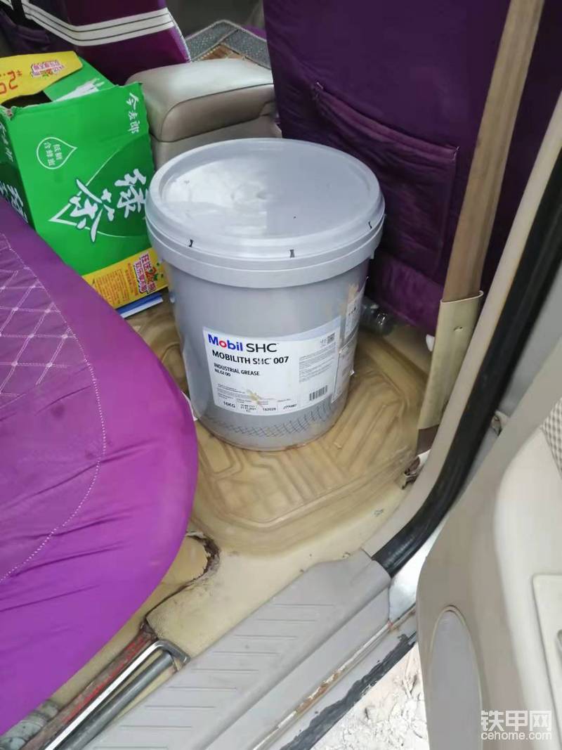 美孚進(jìn)口黃油850一桶，平常的黃油沒(méi)有買過(guò)，二硫化鉬經(jīng)常使用