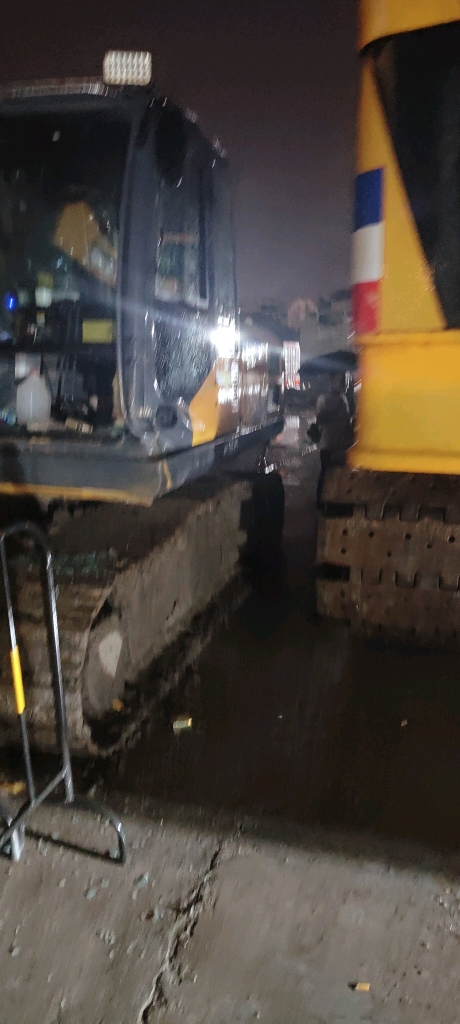 新挖机被吊车破处了。