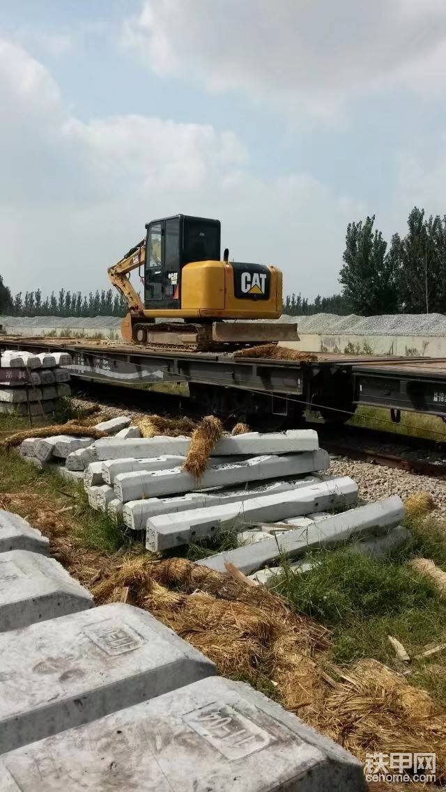 第一臺小挖機(jī)，14年中南部通道施工