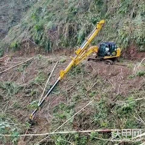 挖掘機(jī)裝上伸縮拉山臂抓木材挺牛的