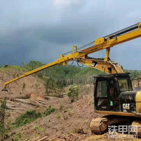 挖掘機(jī)裝上伸縮拉山臂抓木材挺牛的