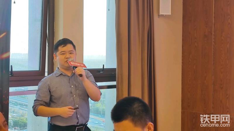 三一重工數字化營銷經理  宛仕棖  為西安甲友詳細介紹了三一機惠寶的亮點，以及三一機惠寶城市合伙人計劃。