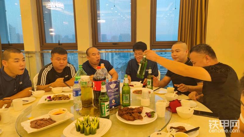 把酒言歡，西安甲友相互交流行業(yè)經驗。