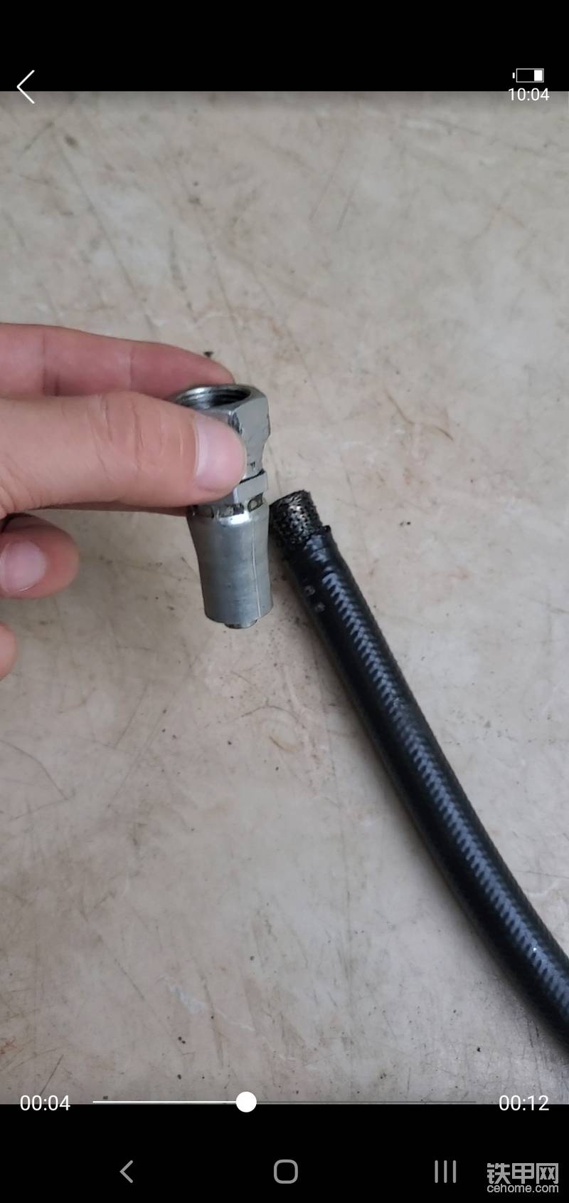 個別壓管師傅做了一個多月的新油管，高端品牌普利司通，也脫了頭。這是接頭和油管不配套造成的損失，讓挖機老板苦不堪言?？此坪唵蔚膲汗埽瑢W問也不可估量。