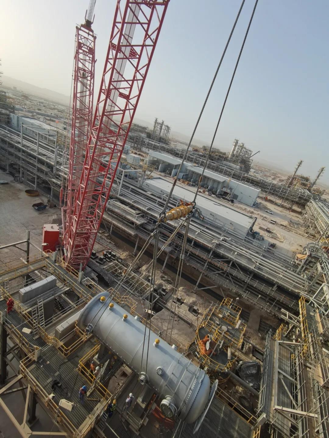 海外大项目！阿曼DUQM炼油厂首台反应炉成功吊装就位