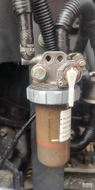 二手挖機經(jīng)常熄火原來是加的柴油不干凈