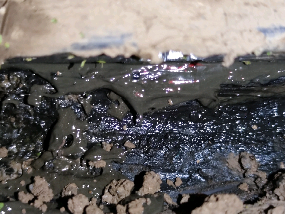 挖机在泥地里干活，旋转大盘进泥浆了怎么办