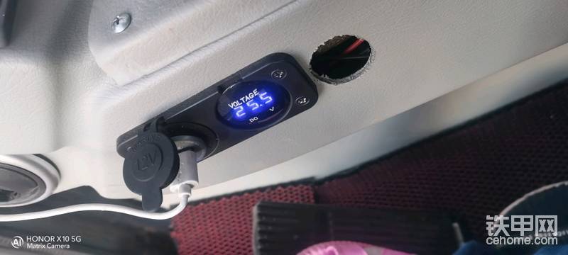 自己打洞安装的车充  带电压表  预留一个空洞  打算自己接一个气管  按个气管 方便打扫卫生