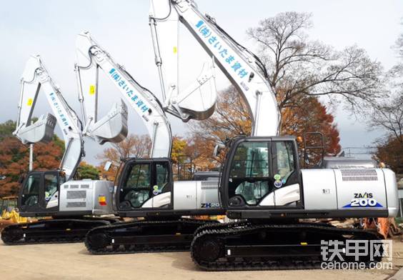 日立新型20噸三兄弟
從左至右：無尾ZX225USR-6、混合動力ZH200-6、ZX200-6。