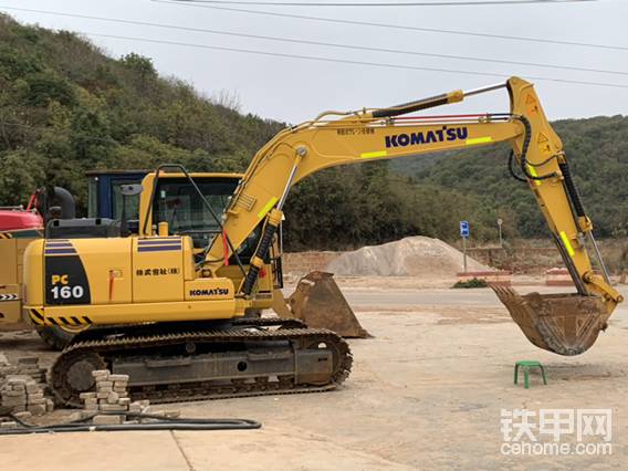 1200小時，下雨不干活拖回場地清洗打理外觀，加固鏟斗和小臂加墻筋