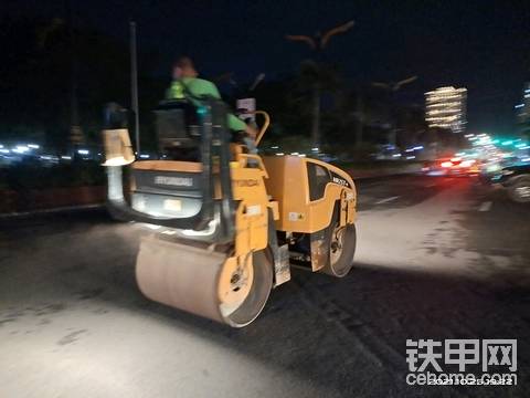 現(xiàn)代小型壓路機