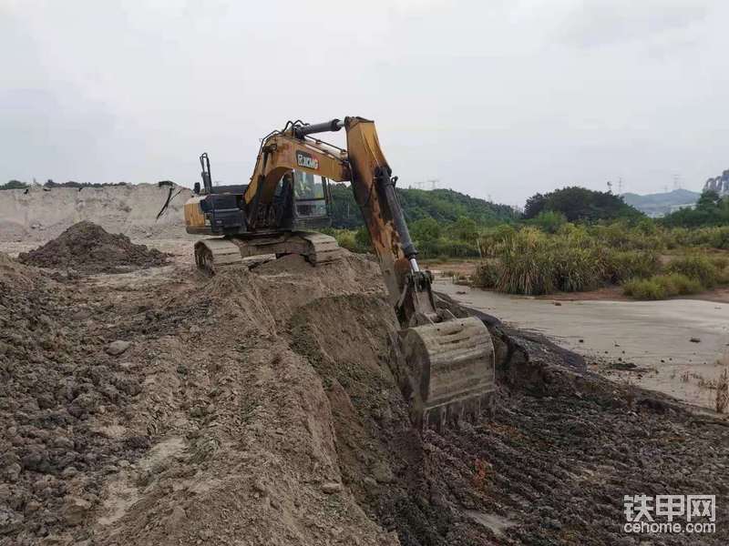 大挖机工地实操，边学挖边在沙场实习做事。