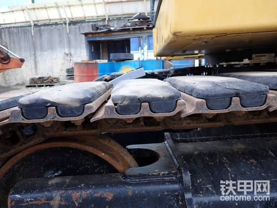 日本很多小挖都有这种橡胶板，属于出厂配置，在进行道路铺装作业和管道维修作业时那是相当有用。