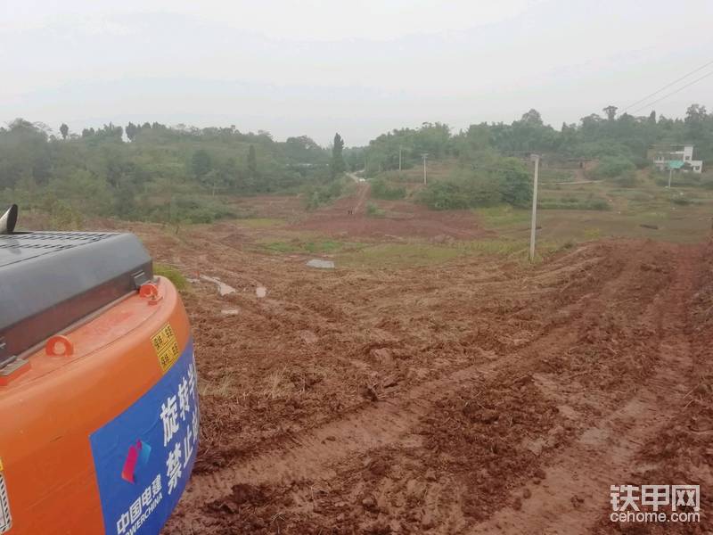 老鐵們知道這是什么工程嗎？看這地形要在這里建個(gè)什么還是咋滴？挨著右邊填條路到對(duì)面又彎著填回來(lái)到中間。像個(gè)？號(hào)一樣的便道。我今天就準(zhǔn)備在這里守著渣車倒過(guò)來(lái)，充當(dāng)推土機(jī)的角色。