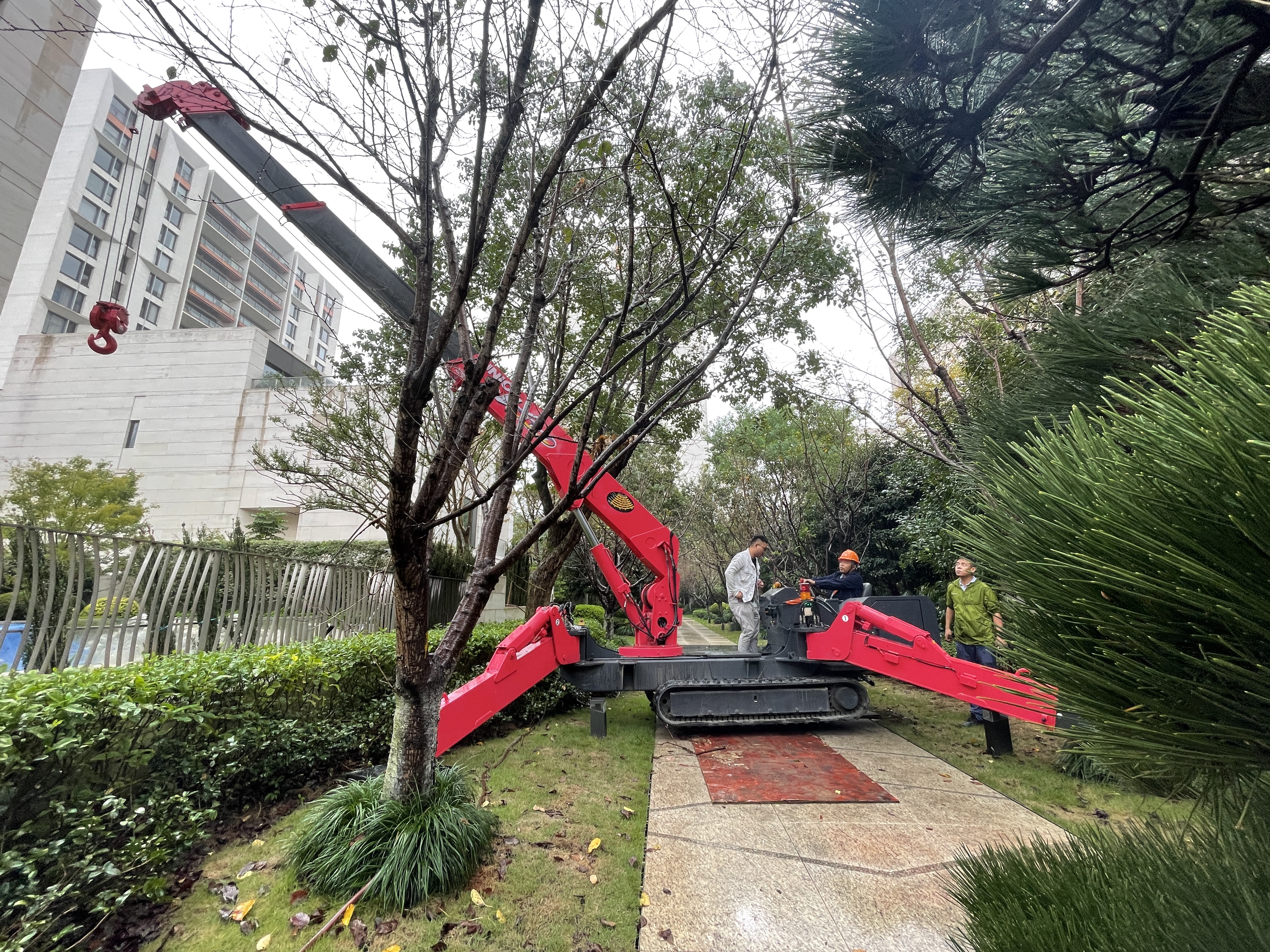 古河UNIC蜘蛛吊狹窄空間進行綠化作業(yè)，起重4噸