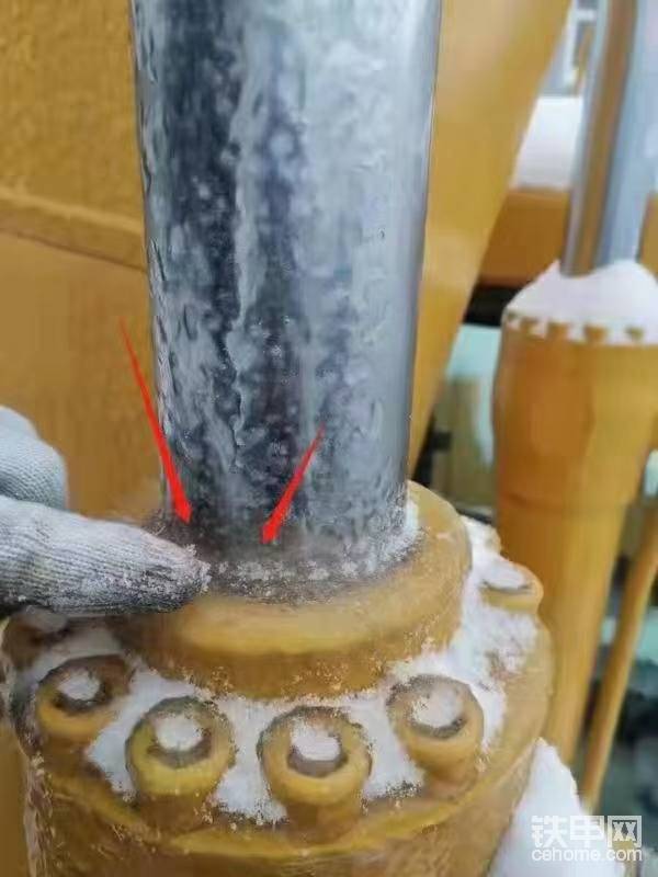 温馨提示：冰雪过后停放在室外车辆，请注意检查各个油缸缸头处是否有冰冻，请及时处理、避免造成对油封的损伤！