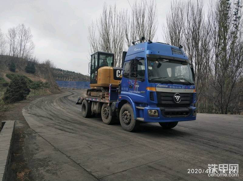 這是第一臺屬于我自己的小卡特和拖車。手機里也僅有1張照片了