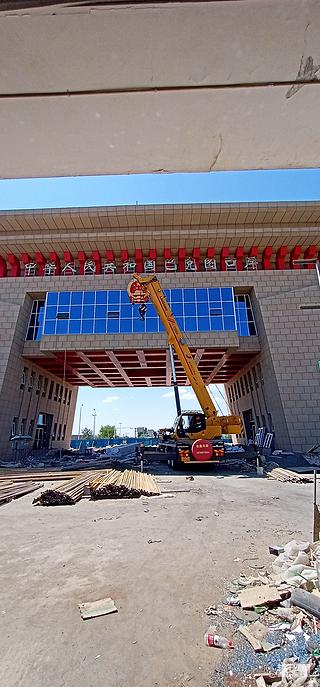 中国西边小城，展示柳工吊车