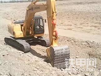 新機(jī)第一個活，河道治理，修筑壩墻，第一個活就有難度，刷坡，找平，剛開大挖，掌握的不是很好，一步步走過來，也可以說這臺車陪伴我成長。