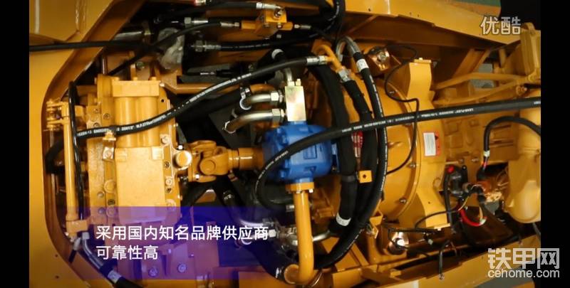 變矩器和變速箱間用一根短傳動軸聯(lián)接，整體長度上比行星箱還要長一點。這樣的設(shè)計在短軸距上不好不置成對中形式，但長軸距車型上有優(yōu)勢——因為可以變速箱不動位置，發(fā)動機向后挪來當配重用，比如50C這樣的。液壓泵和操作閥的距離就比行星箱的遠，而且還要繞過變速箱，管路布置和拆裝比起行星箱，很難說有便利的優(yōu)勢。
