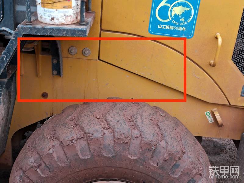 車架鉸接銷和紅框這兩個部位是最能體現(xiàn)重載的特性。4424小時的使用之后，鉸接還感覺不到間隙。相比之下，其他品牌就是楊柳細腰了。