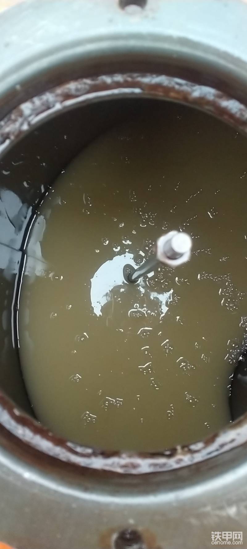 這是第三次加的液壓油，又是這個鬼顏色，現(xiàn)在都開始懷疑人生了，這機械都不打算再繼續(xù)下去了。通過跟公司維修人員溝通并跟很多大師交流目前具體方法就是把油放出來加熱讓油水分離，等油分出來后又加進去讓車運轉，反復循環(huán)直到液壓油恢復正常的顏色才加新的液壓油。前面心里還是萬馬奔騰現(xiàn)在是萬念俱灰?。。。。。? onerror=