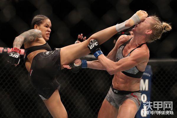 谁是当今70亿最强女?仁者见仁,智者见智。但就目前而言,UFC双料女子冠军,绰号“母狮”的阿曼达.努涅斯显然当之无愧,闪电般的出击速度、堪比男子强手的无敌拳脚、精湛细腻的摔柔技术,让她所向披靡,在雏量级和羽量级两个级别横行天下,成为无数女汉子望而生畏的头号”女魔头“!