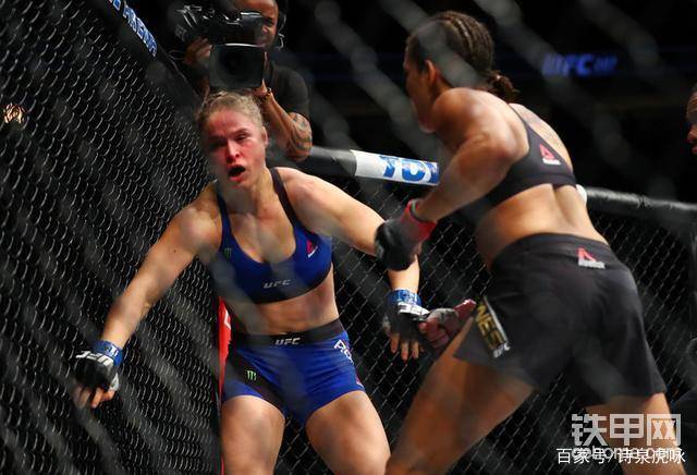 2016年12月31日的UFC207,阿曼达-努涅斯仅仅用时48秒就KO”十字固女王“隆达-罗西,成功卫冕女子雏量级冠军头衔。
阿曼达-努涅斯对应的是卡特彼勒310挖掘机。